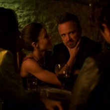 Welcome Home: Aaron Paul e Emily Ratajkowski in una scena del film