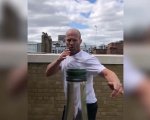 Jason Statham apre la bottiglia con un calcio: il video è virale