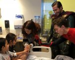 Spider-Man: Far From Home, Tom Holland, Zendaya e Jake Gyllenhaal fanno visita ai bambini in ospedale