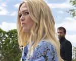 Riviera 2, la recensione: il ritorno glamour e surreale della serie con Julia Stiles