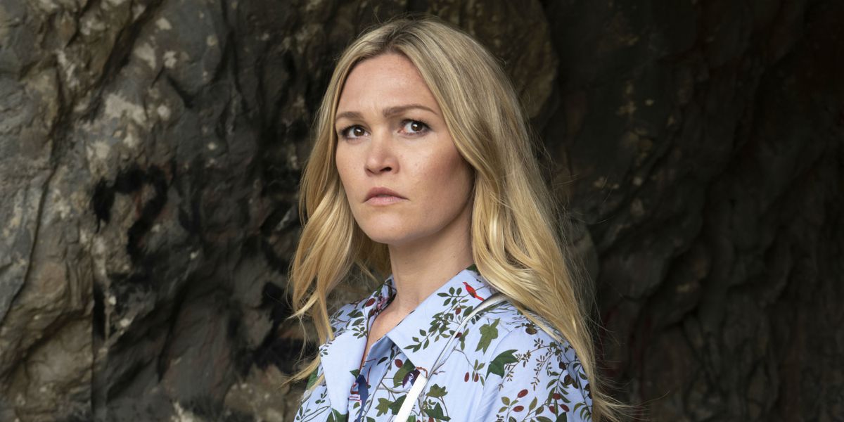 Julia Stiles in una scena di Riviera