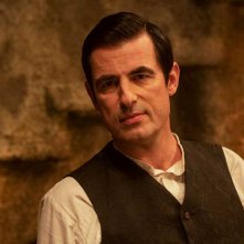 Dracula: un primo piano del protagonista Claes Bang
