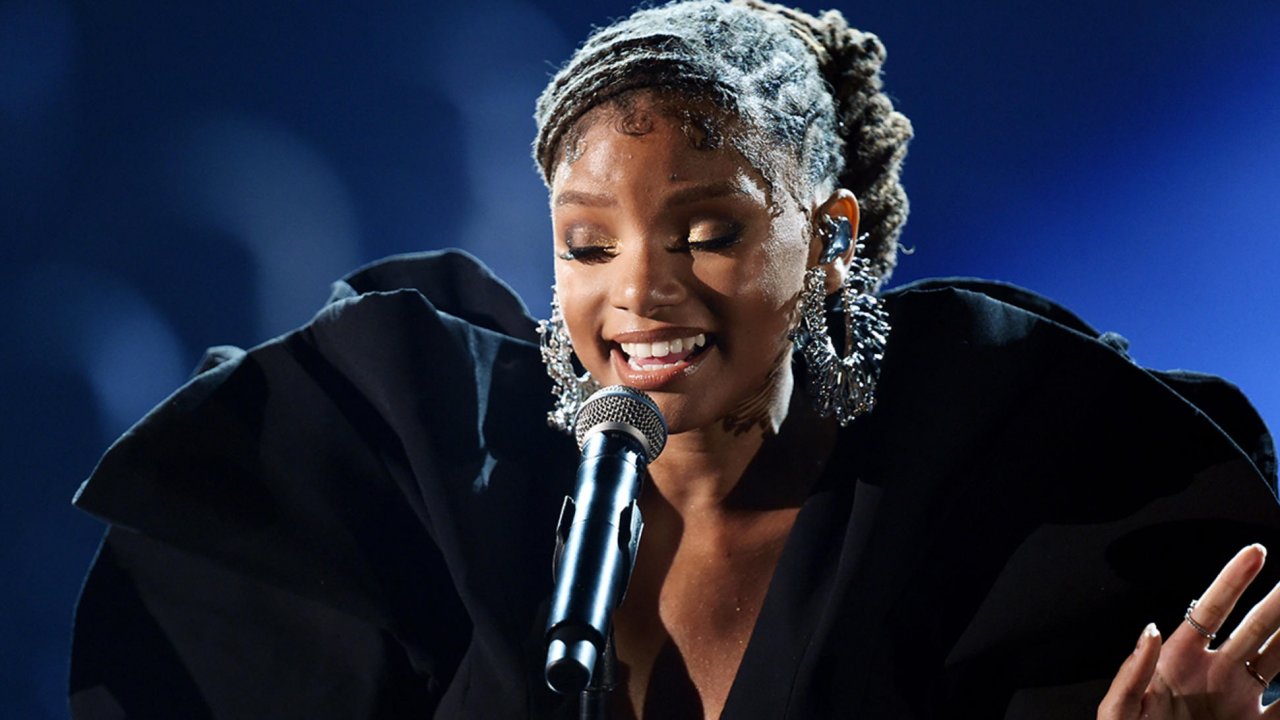 Barbie, la 'sirenetta' Halle Bailey canta la cover della canzone di Billie Eilish e fa impazzire i fan
