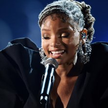 L'incantevole Halle Bailey durante una performance musicale
