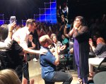 Hugh Jackman aiuta un fan a fare una proposta di matrimonio! (VIDEO)