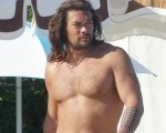 Jason Momoa a Venezia a torso nudo: le foto delle vacanze in Italia 'scaldano' i fan