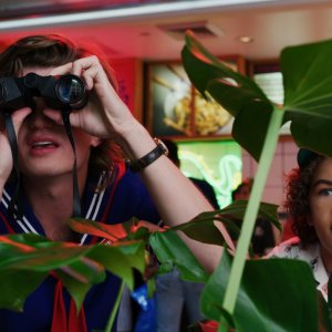 Stranger Things: Joe Keery insieme a Gaten Matarazzo durante una scena della terza stagione