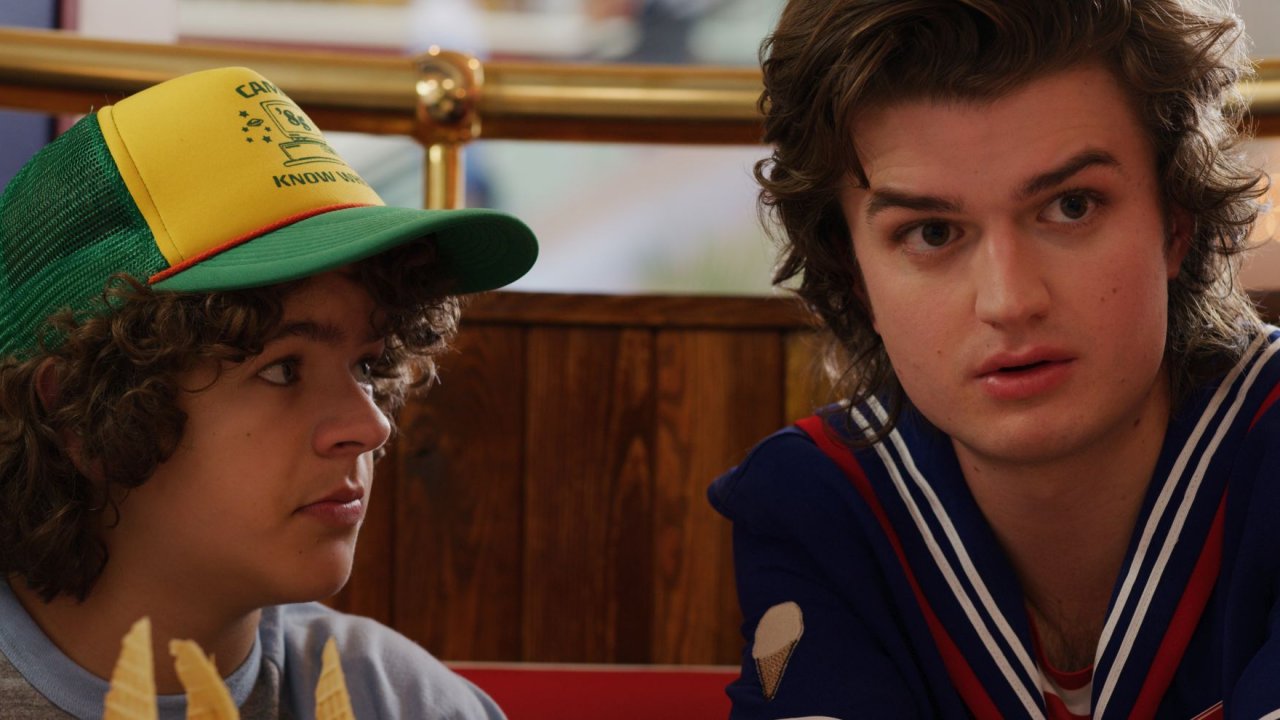Joe Keery e Gaten Matarazzo in una scena di Stranger Things