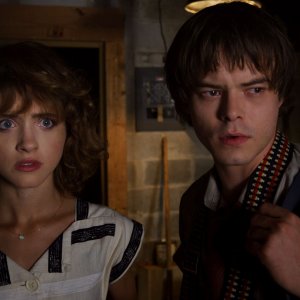 Stranger Things: Natalia Dyer, Charlie Heaton durante una scena della terza stagione