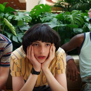 Stranger Things: Caleb McLaughlin, Finn Wolfhard, Noah Schnapp in  una scena della terza stagione