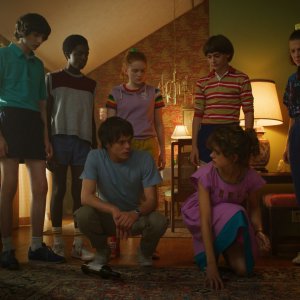 Stranger Things: la gang in una scena della terza stagione