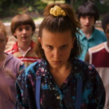 Stranger Things: Caleb McLaughlin, Sadie Sink, Millie Bobby Brown, Finn Wolfhard, Noah Schnapp in una scena della terza stagione