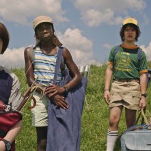 Stranger Things: Caleb McLaughlin, Sadie Sink, Noah Schnapp, Gaten Matarazzo in una scena della terza stagione