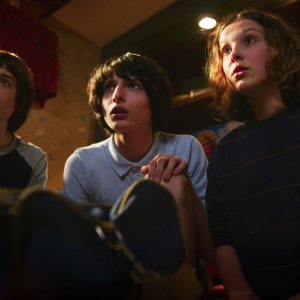 Stranger Things: Millie Bobby Brown, Finn Wolfhard, Noah Schnapp in  una scena della terza stagione