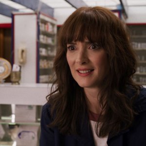 Stranger Things: Winona Ryder durante una scena della terza stagione