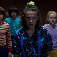 Stranger Things: Mollie Bobby Brown, Sadie Sink, Finn Wolfhard, Noah Schnapp e Caleb McLaughlin in  una scena della terza stagione