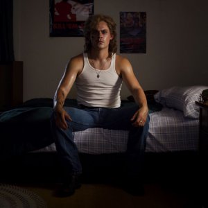 Stranger Things: Dacre Montgomery  in una scena della terza stagione