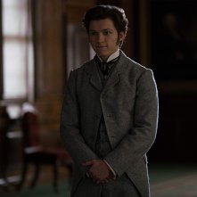 Edison - L'uomo che illuminò il mondo: Tom Holland in una scena del film