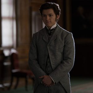 Edison - L'uomo che illuminò il mondo: Tom Holland in una scena del film