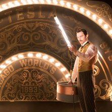 Edison - L'uomo che illuminò il mondo: Nicholas Hoult durante una scena del film