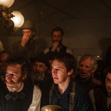Edison - L'uomo che illuminò il mondo: Benedict Cumberbatch insieme  a Tom Holland in una scena