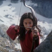 Mulan: una scena del film con Yifei Liu