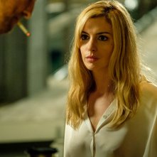 Serenity - L'isola dell'iganno: Anne Hathaway durante una scena