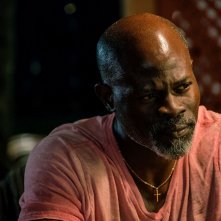 Serenity - L'isola dell'iganno: Djimon Hounsou in una scena del film