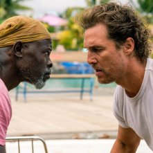 Serenity - L'isola dell'iganno: Matthew McConau e Djimon Hounsou in ghey una scena del film