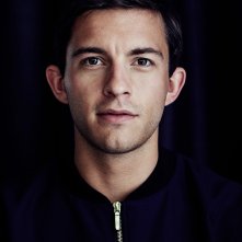 Jonathan Bailey in una foto promozionale