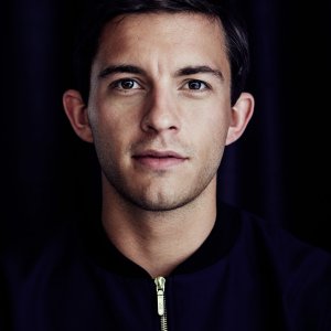 Jonathan Bailey in una foto promozionale