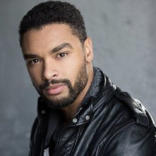 Rege-Jean Page in una foto promozionale