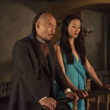 Warrior: Hoon Lee, Olivia Cheng in un momento della prima stagione
