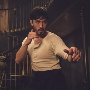 Warrior: Andrew Koji durante una scena della serie