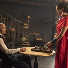 Warrior: Hoon Lee con Olivia Cheng in una scena della serie