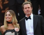 Brad Pitt e Margot Robbie, il photobombing delle star di C'era una volta a... Hollywood