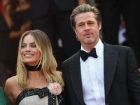 Brad Pitt e Margot Robbie, il photobombing delle star di C'era una volta a... Hollywood