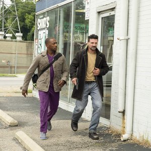 Point Blank: Frank Grillo, Anthony Mackie in  una scena del film