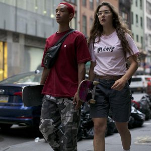 Skate Kitchen: Rachelle Vinberg e Jaden Smith in una scena