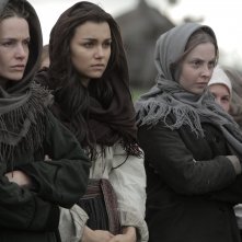 Raccolto amaro: Lucy Brown, Samantha Barks in una scena del film
