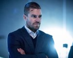 Arrow 8: Stephen Amell indossa il costume per l'ultima volta nelle foto dal set