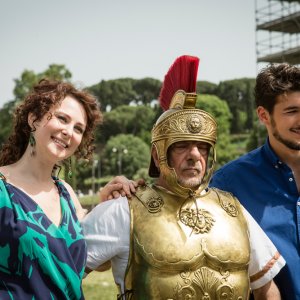 Di tutti i colori: Giancarlo Giannini, Olga Pogodina, Andrea Preti in una scena del film