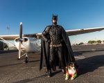 Si veste da Batman e salva cani e gatti: un cavaliere oscuro dal cuore grande