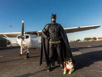 Si veste da Batman e salva cani e gatti: un cavaliere oscuro dal cuore grande