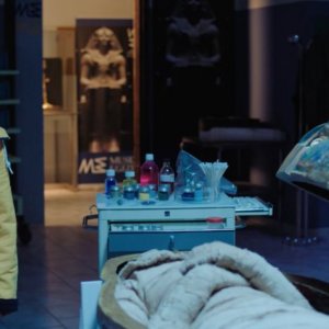 Berni e il giovane Faraone: Emily De Meyer durante una scena del film