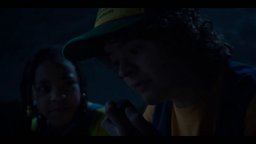 Stranger Things 3 - Clip 'Neverending Story'