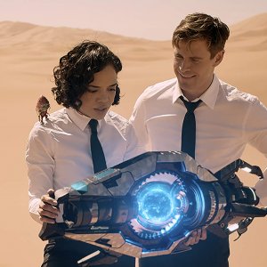 Men In Black International: una scena con Chris Hemsworth, Tessa Thompson