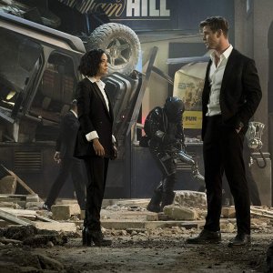 Men In Black International: Chris Hemsworth, Tessa Thompson in una scena del film