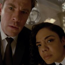 Men In Black International: Chris Hemsworth insieme a Tessa Thompson in una scena