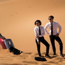 Men In Black International: Tessa Thompson con Chris Hemsworth in una scena